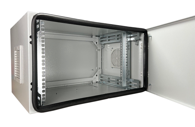 SWK 6U väggskåp IP54 aluminum utomhus i djup 400mm med filter i sidoväggarna. F-rack Systems AB