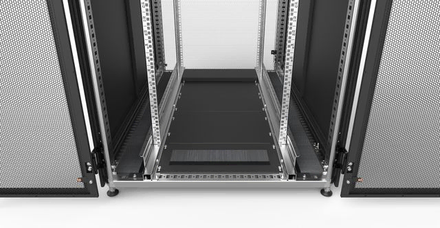 Z-Serverrack i bredd 800mm med täckplåtar i bottenplattan och kabelingång. F-rack Systems AB