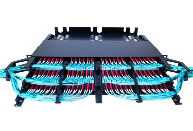 Vertex 1U 19" patchpanel med 12 kassetter LC duplex. F-rack Systems AB