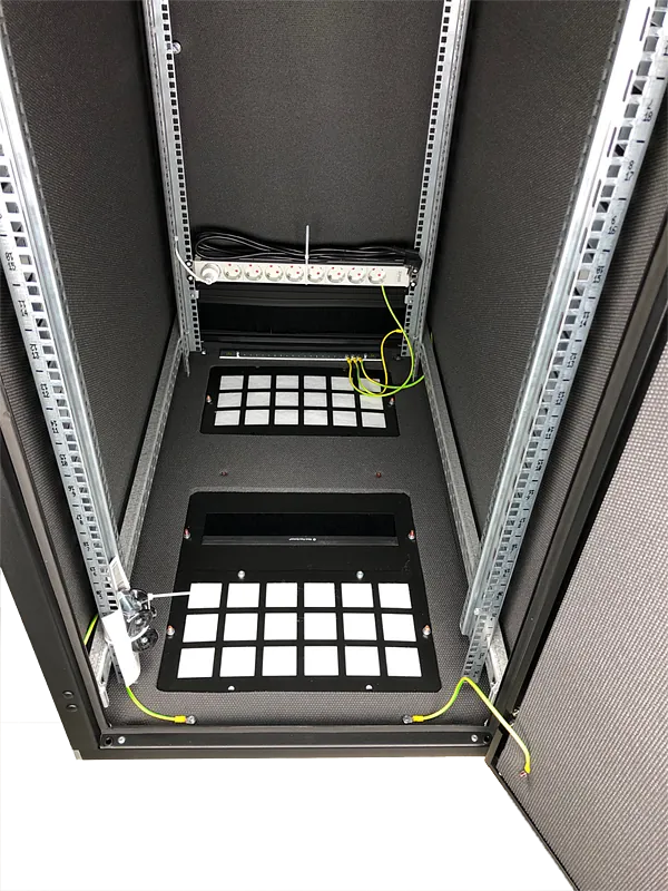 P1000 24U B600xD1000mm ljuddämpat rackskåp med luftfilter botten, kabelingång bakkant, PDU LZ-30/9. F-rack Systems AB