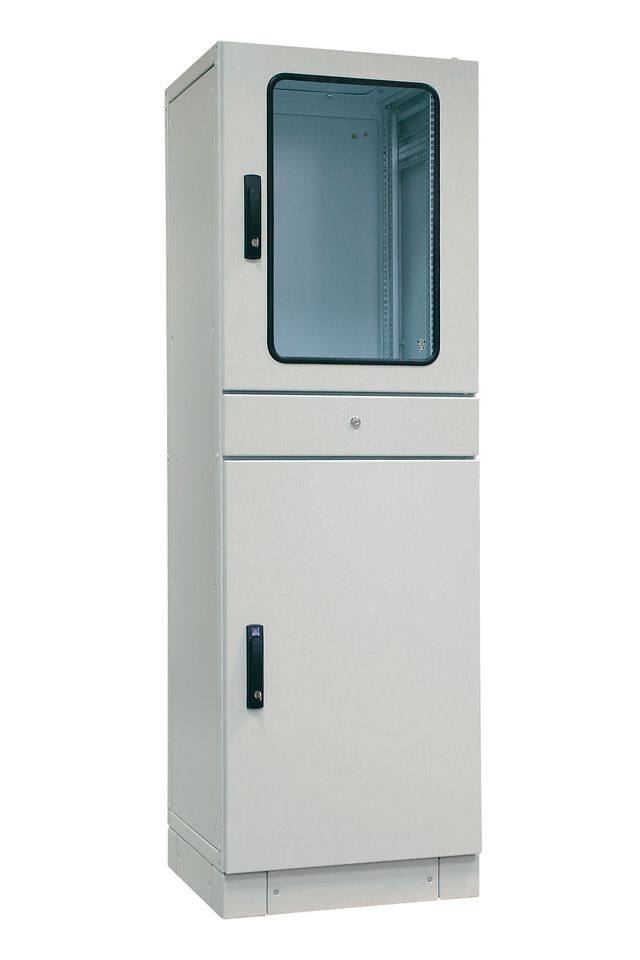 SZE2 PC 33U B600xD600mm IP54 med glasruta och nedre solid dörr. F-rack Systems