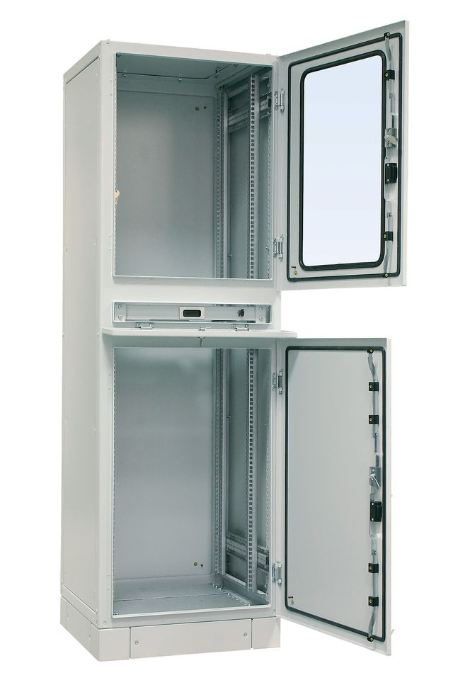 SZE2 PC 33U B600xD600mm IP54 med glasruta och nedre solid dörr. F-rack Systems AB
