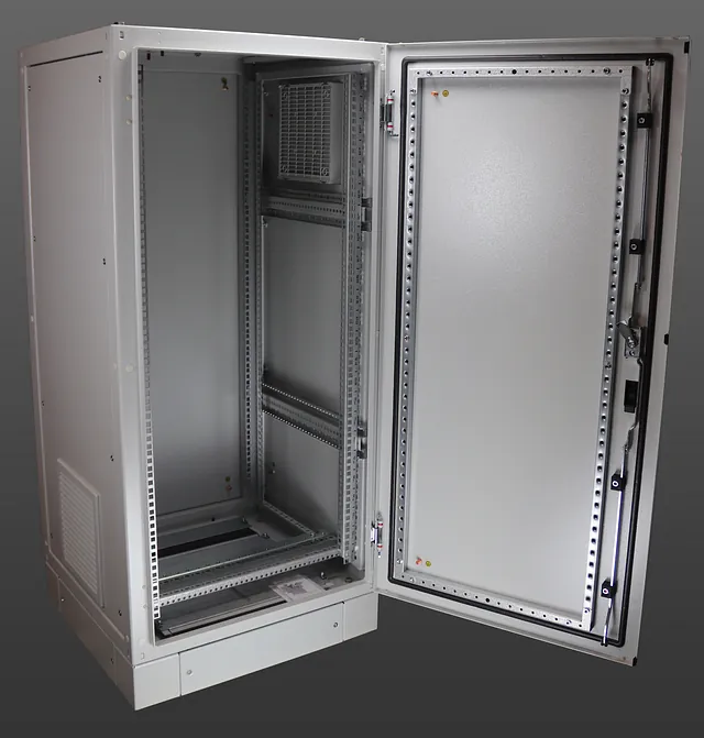 SZE2 rackskåp IP54 24U 600x600mm med filterfläkt LV400 på sidan. Andra fläkttyper möjliga som takfläkt mm. F-rack Systems AB